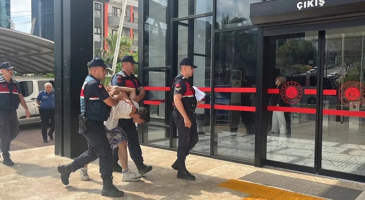 Film sahnesi değil gerçek! Marketten para, yolda otomobil, kaçarken cep telefonu gasp etti