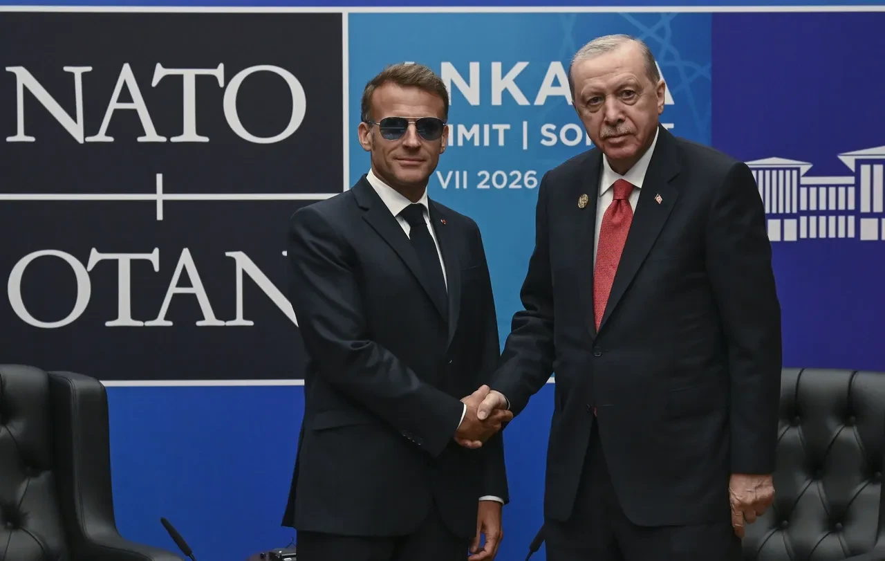 Fransa Cumhurbaşkanı Macron'un güneş gözlüğünü hiç çıkarmama sebebi belli oldu