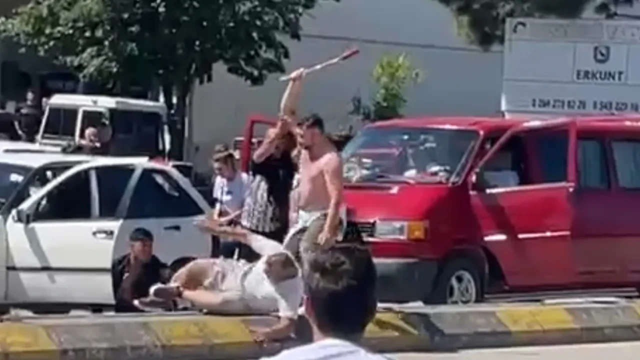 Husumetlilerin meydan savaşı gibi kavgası kamerada! Minibüsün camını kırdılar