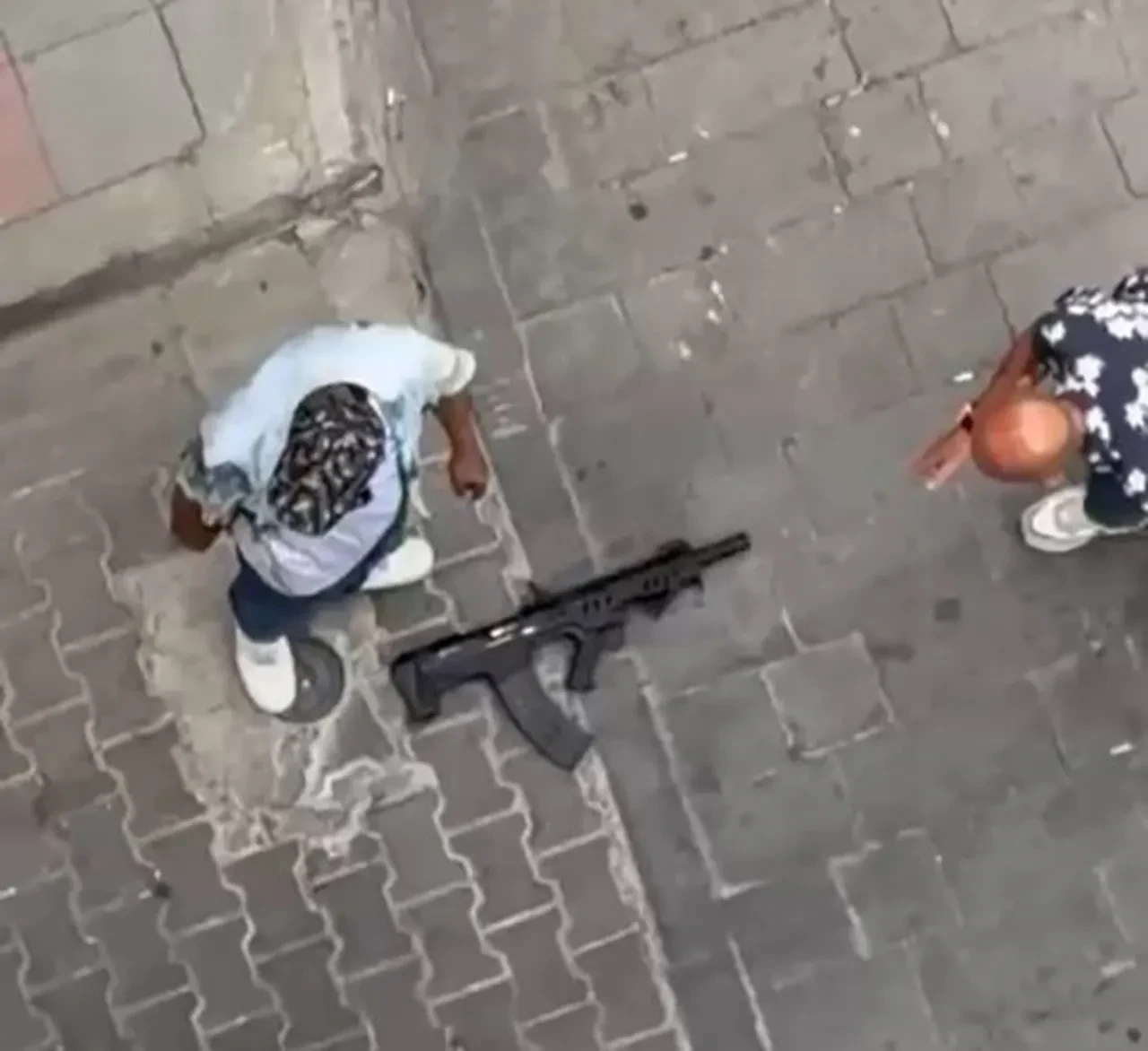 İzmir'de sokak ortasında pompalı tüfekle terör estirdiler! Ateş açıp kaçan şüpheliler kıskıvrak yakalandı
