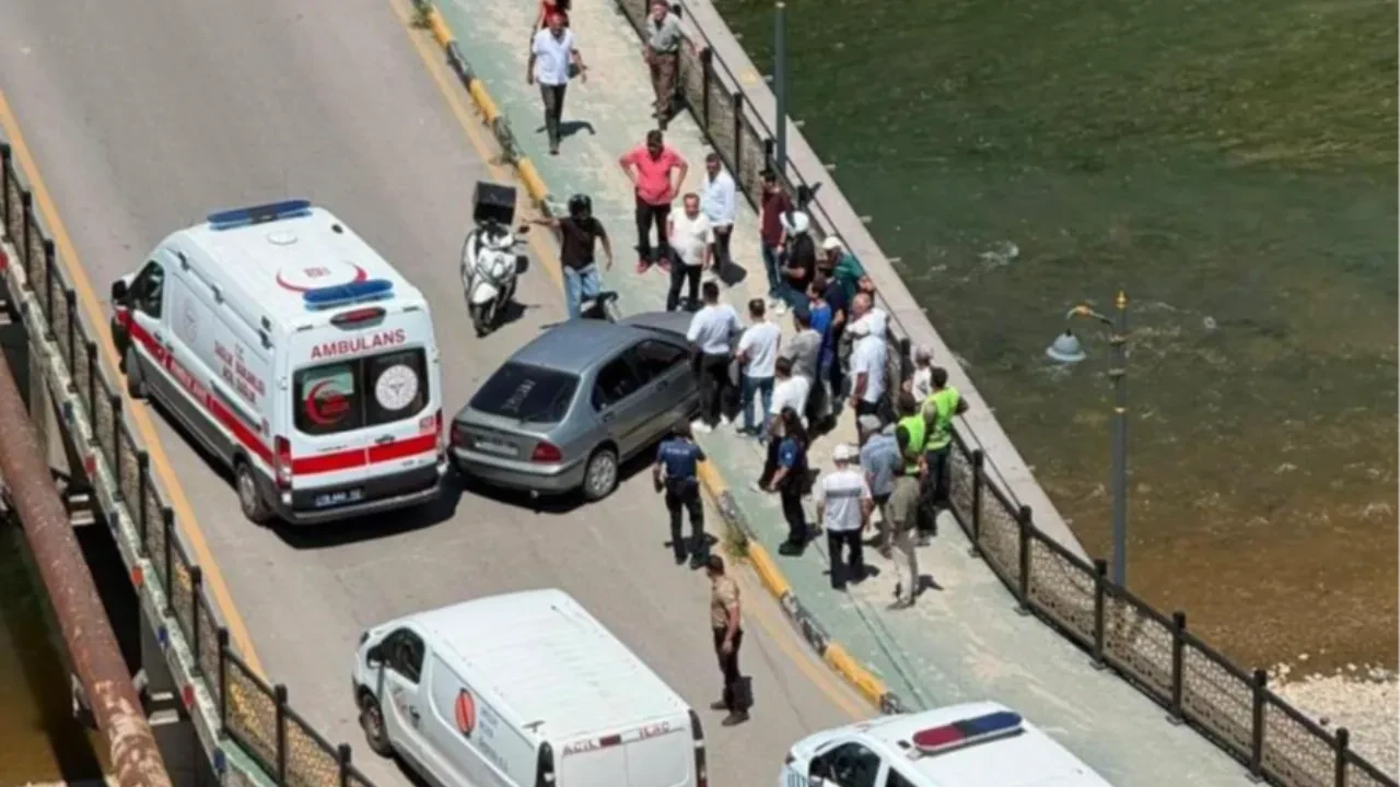 Karabük'te dehşet anları: Kaldırımdaki yayaya çarpıp aracını bırakarak kaçtı