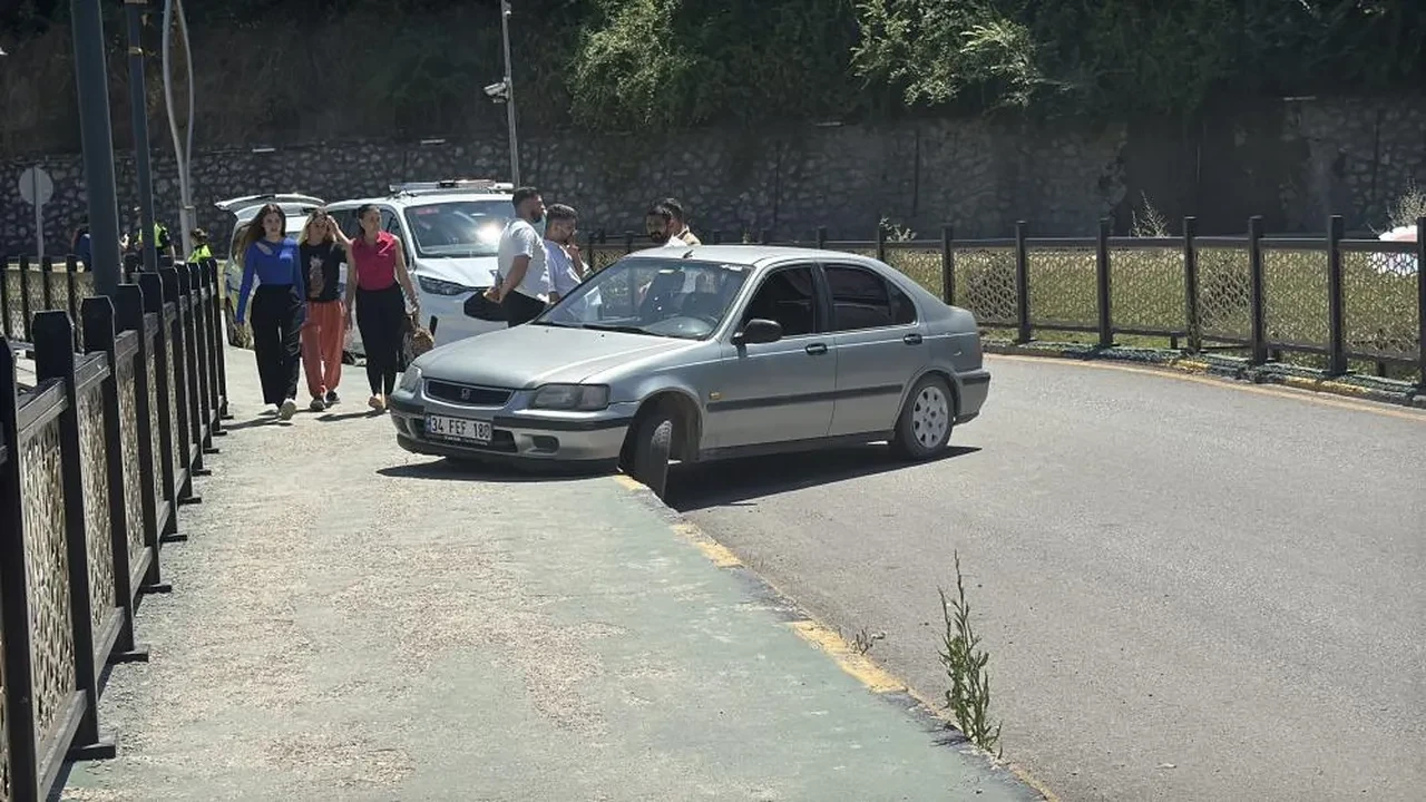 Karabük'te dehşet anları: Kaldırımdaki yayaya çarpıp aracını bırakarak kaçtı