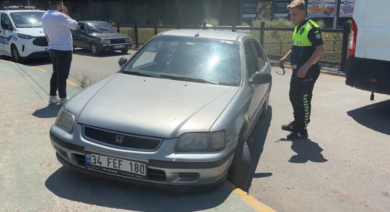 Karabük'te dehşet anları: Kaldırımdaki yayaya çarpıp aracını bırakarak kaçtı