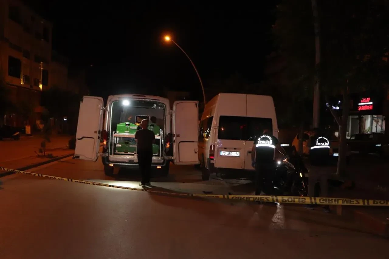 Kontrolden çıkan motosiklet park halindeki araca çarptı: 2 kişi hayatını kaybetti