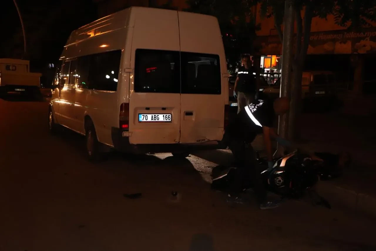 Kontrolden çıkan motosiklet park halindeki araca çarptı: 2 kişi hayatını kaybetti