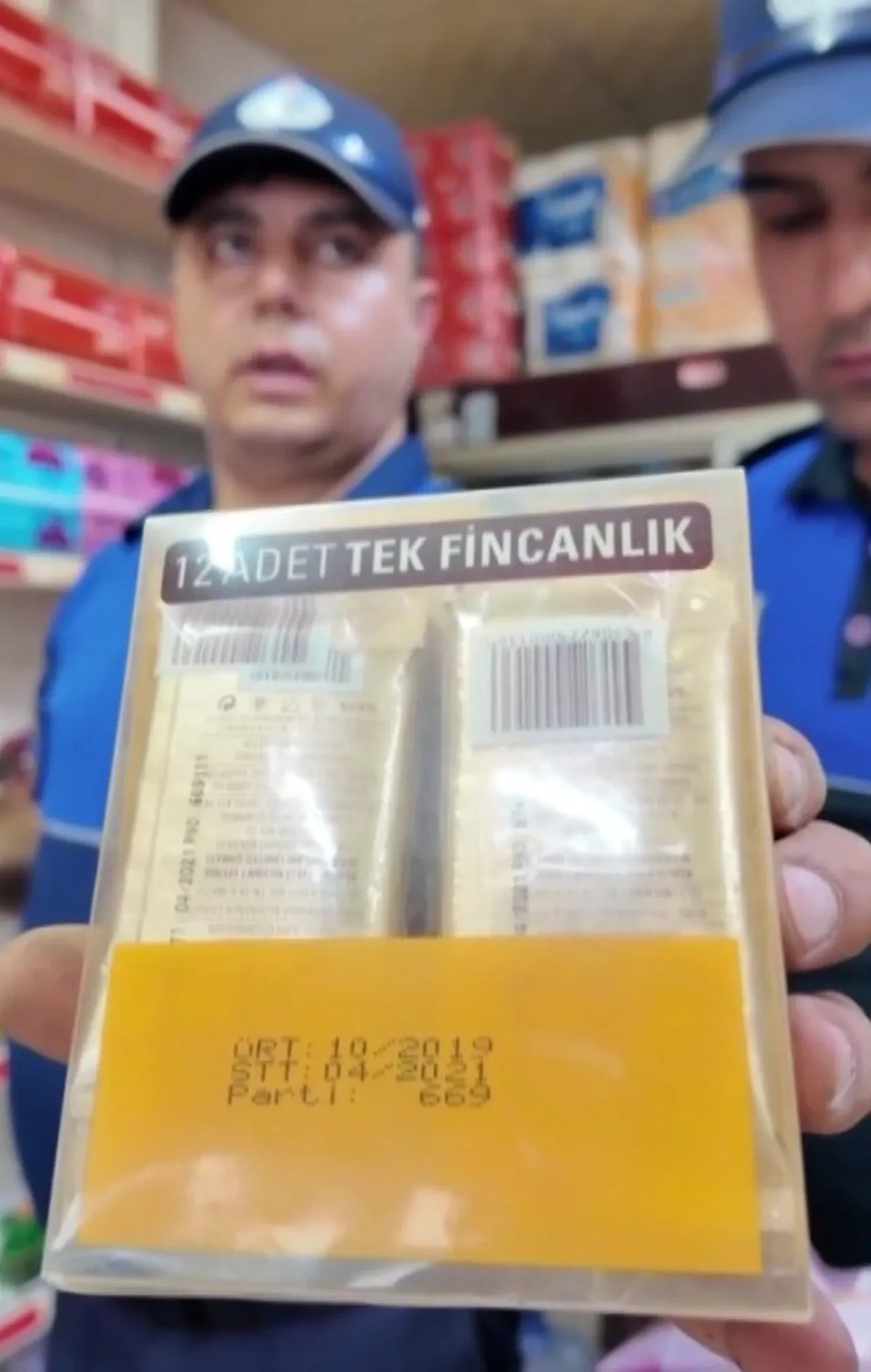 Markette son kullanma tarihi 2016 olan ürünler bulundu: İçlerinden böcek ve kurtlar çıktı