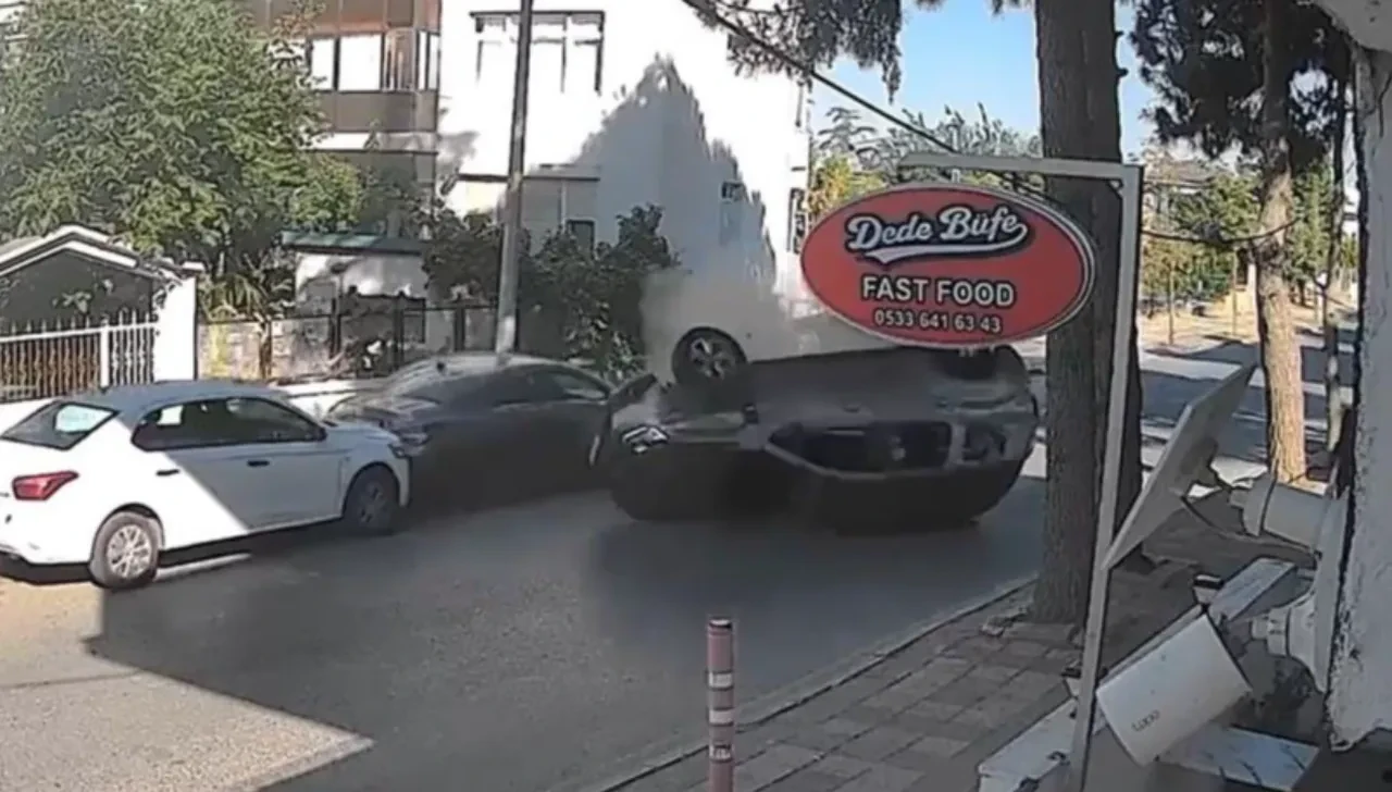Park halindeki araca çarpıp takla attı! İlginç kaza kamerada