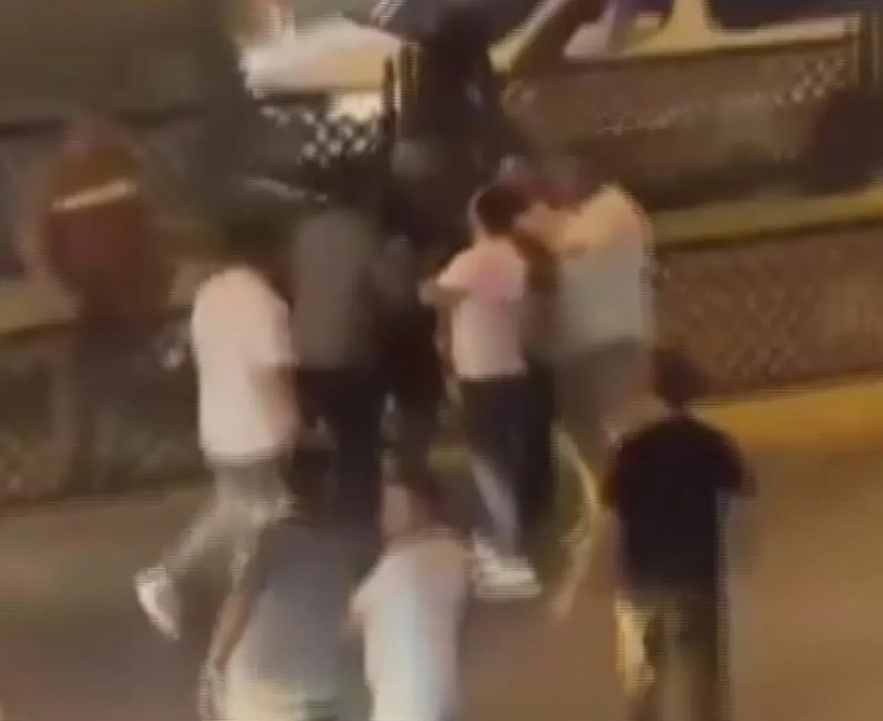 Sokak ortasında meydan savaşı! 3'ü polis 6 yaralı, 11 gözaltı