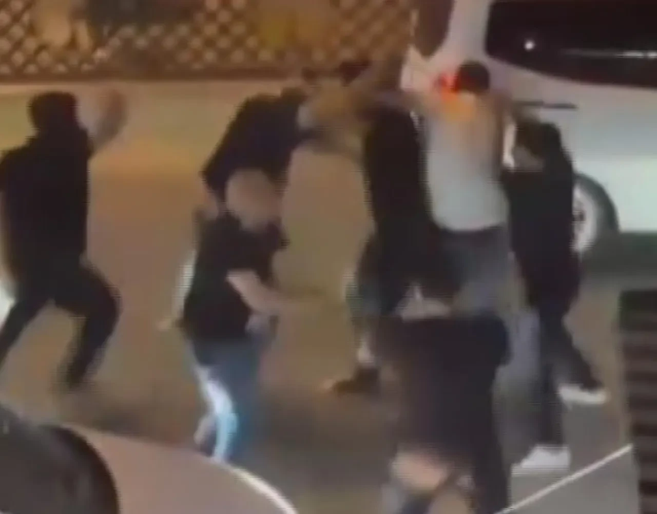 Sokak ortasında meydan savaşı! 3'ü polis 6 yaralı, 11 gözaltı