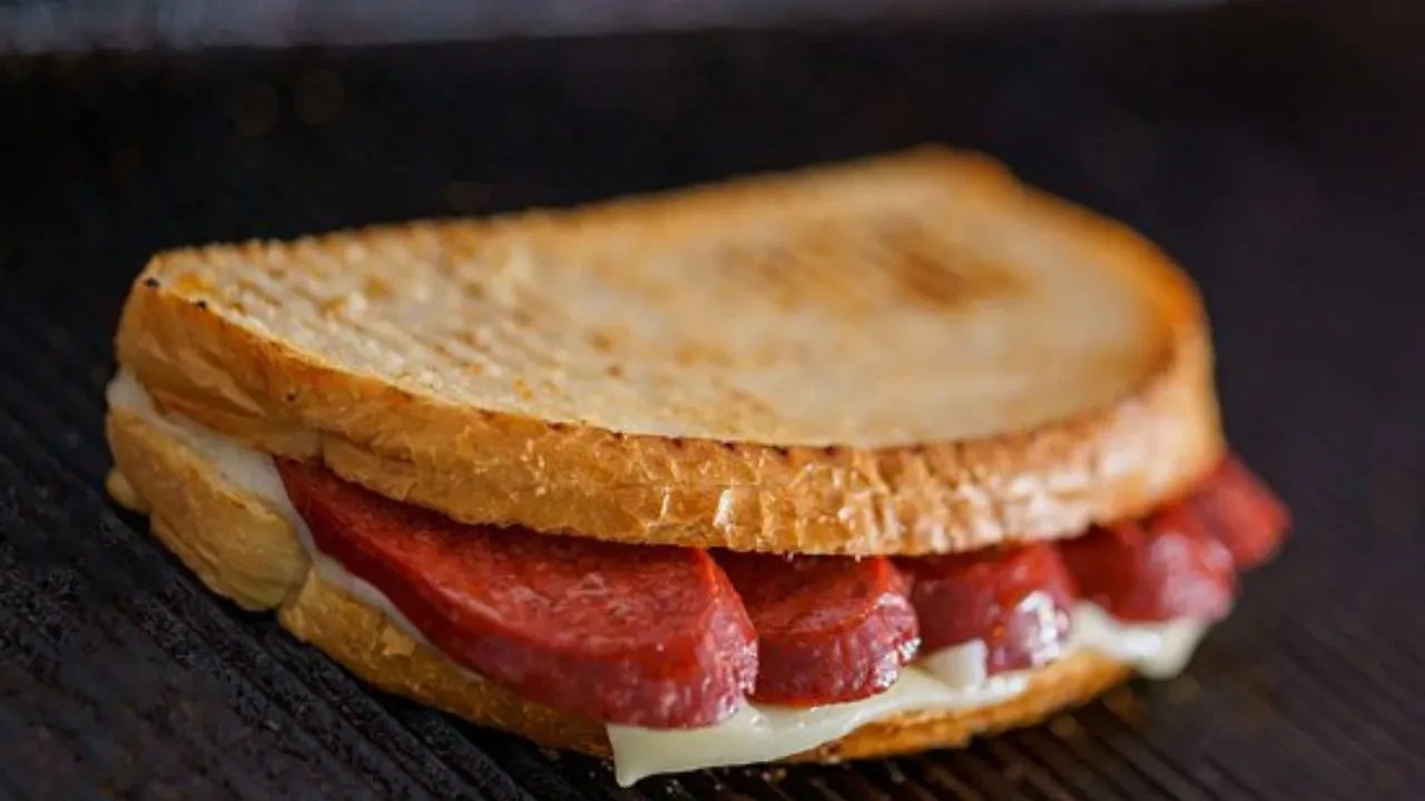 Tost severler bu tarife bayılacak! Tam anne lezzetli ekşi mayalı tost