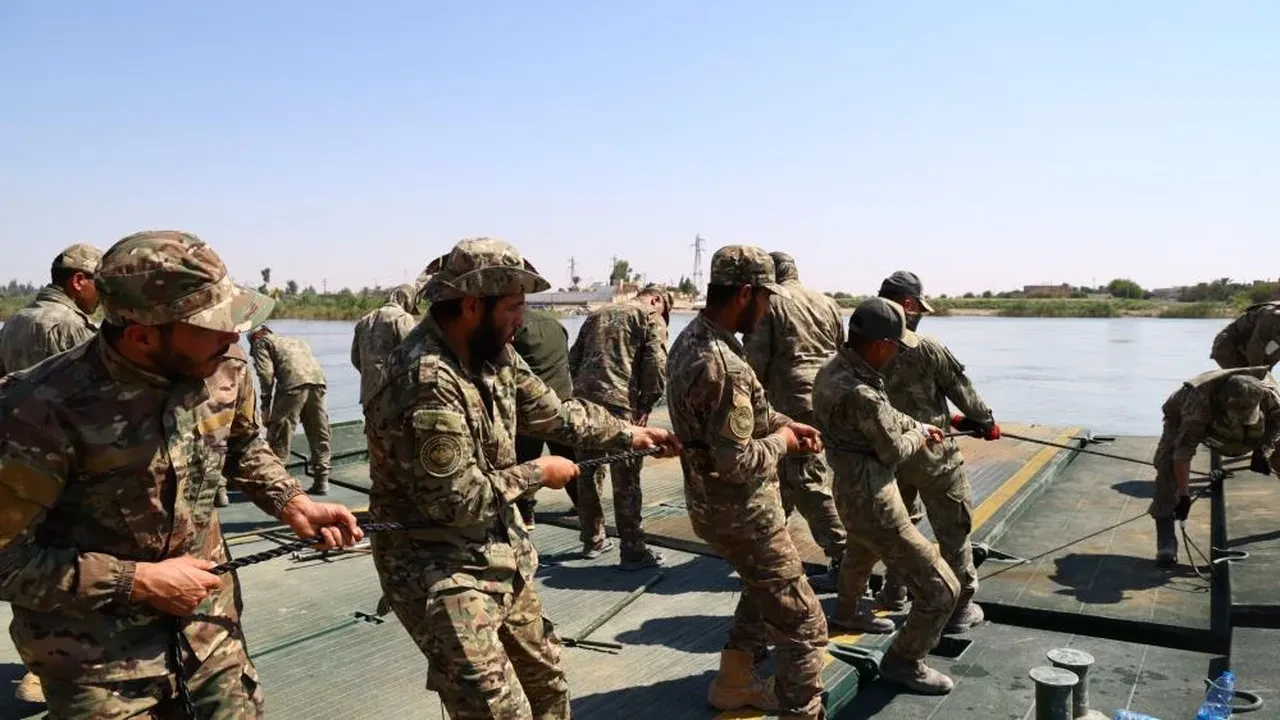 Türk Silahlı Kuvvetleri ve Suriye ordusu Fırat üzerine köprü kurdu