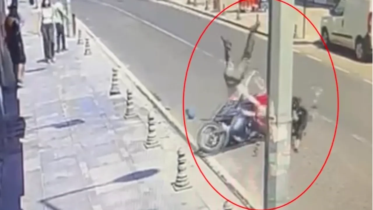Yayanın dikkatsizliği feci kaza getirdi! Motosiklet böyle çarptı