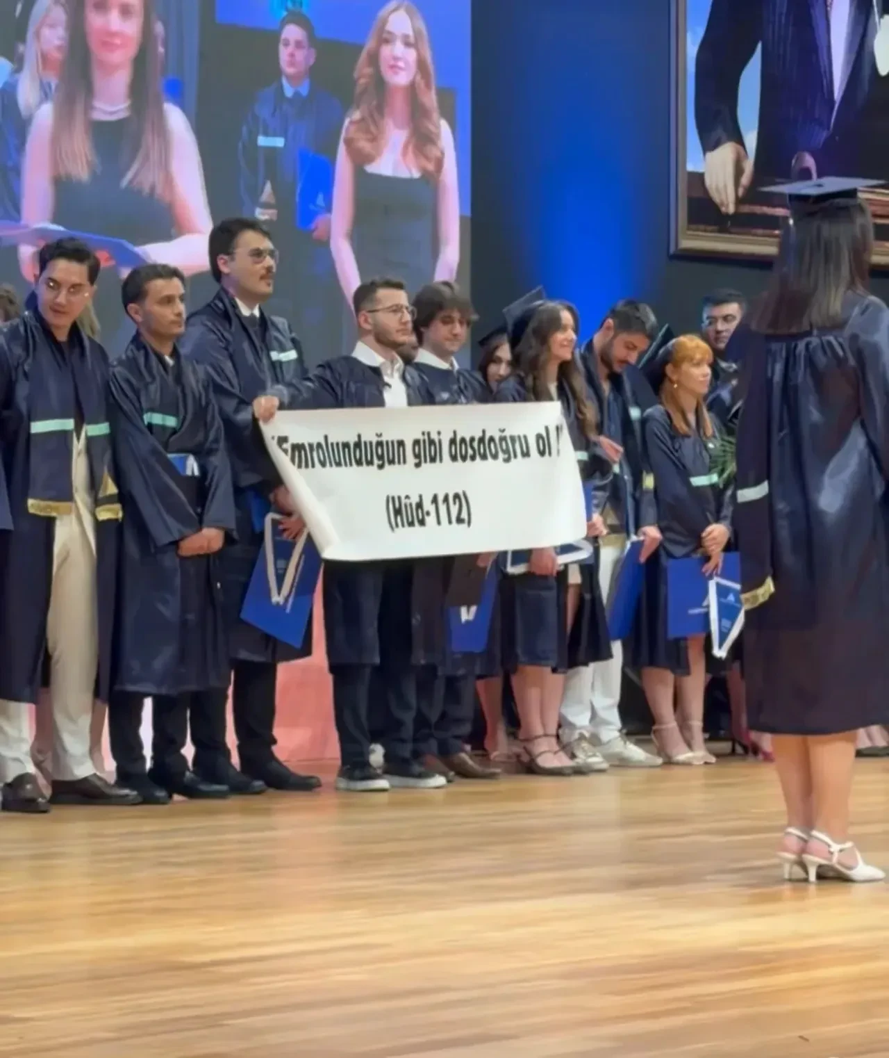 Yeditepe Üniversitesi mezuniyet töreninde skandal! Ayet görünmesin diye önünü kapattılar   