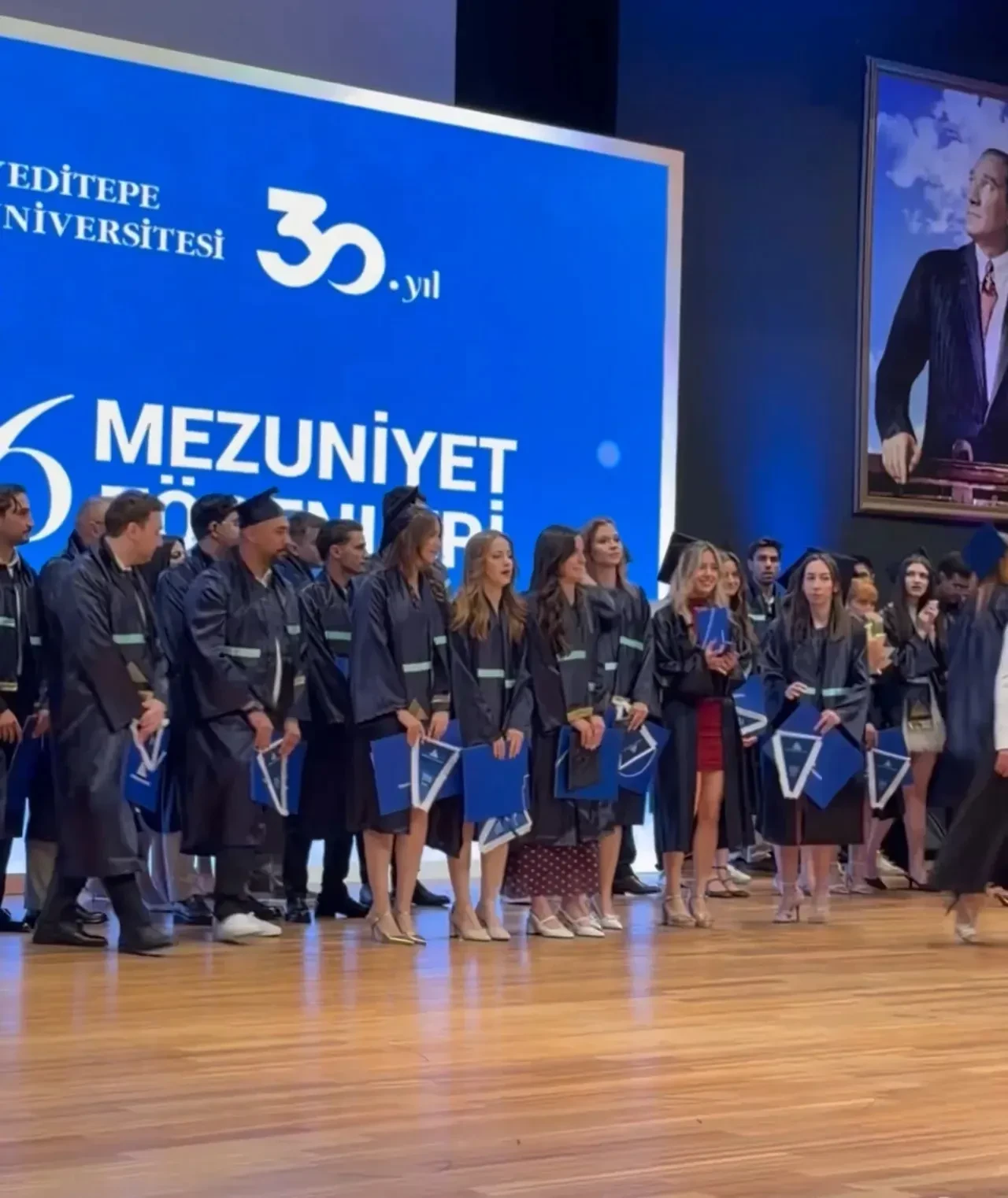 Yeditepe Üniversitesi mezuniyet töreninde skandal! Ayet görünmesin diye önünü kapattılar   
