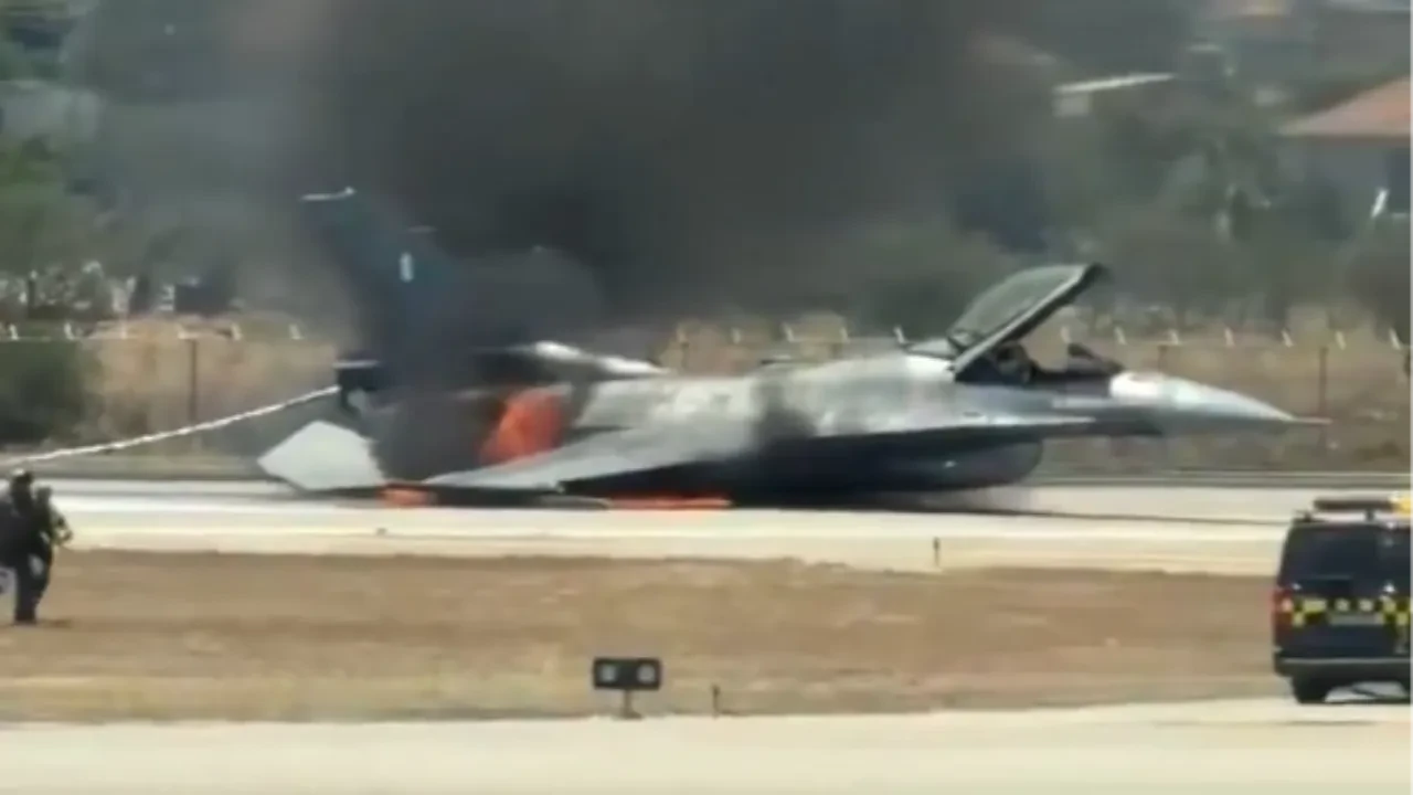 Yunan F-16'sı acil iniş yaptı! Jetin alevler içinde kaldığı anlar kamerada