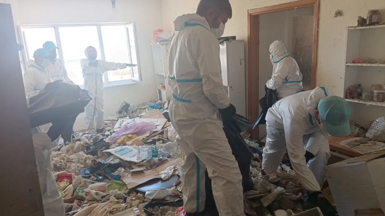 Görenler şaşkına döndü! Bir evden tam 28 ton çöp çıkarıldı