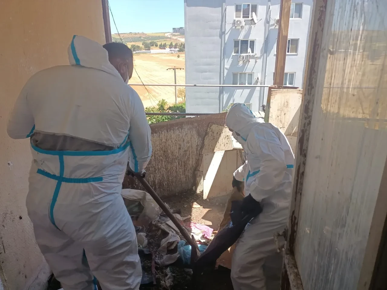 Görenler şaşkına döndü! Bir evden tam 28 ton çöp çıkarıldı
