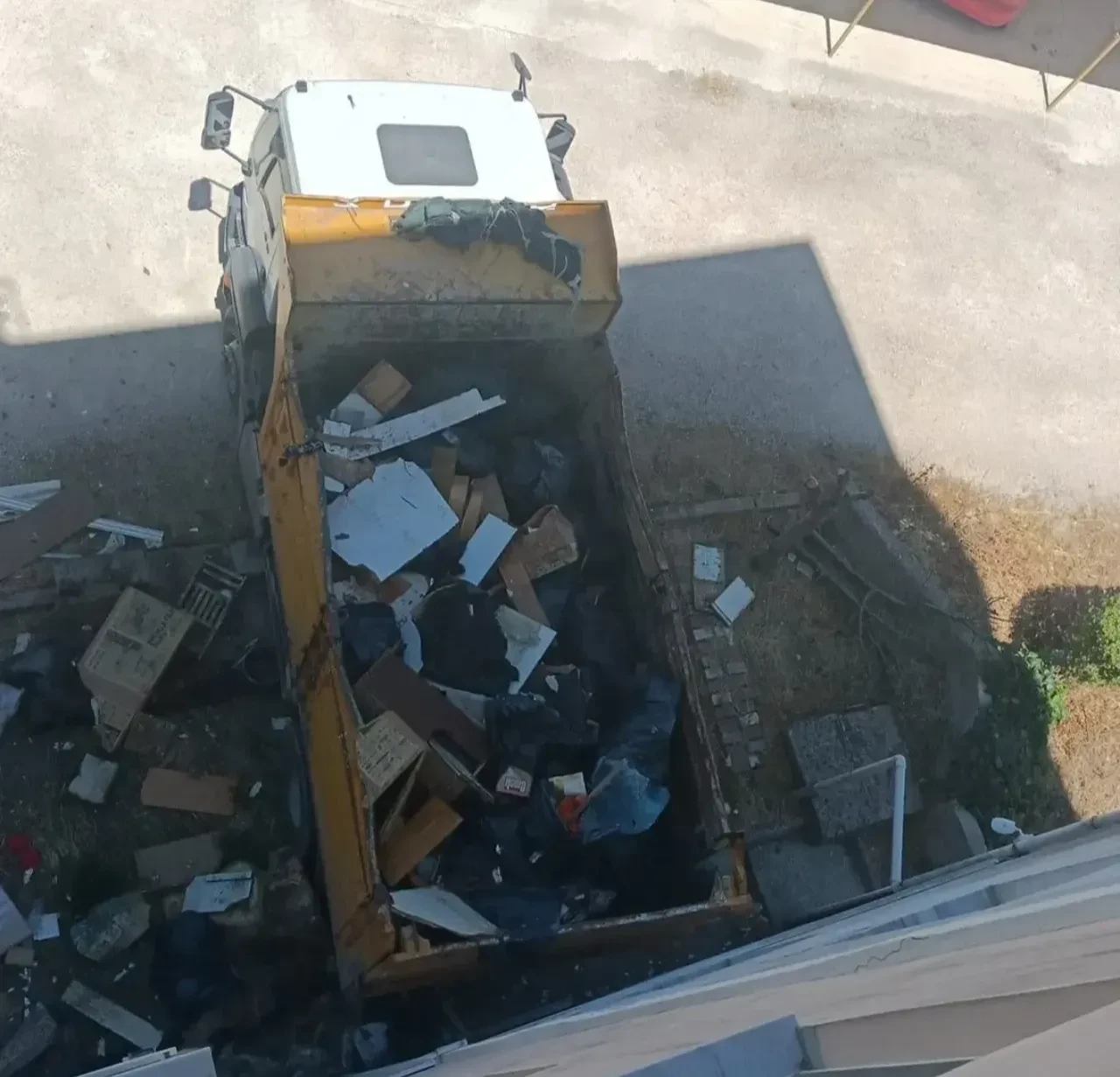 Görenler şaşkına döndü! Bir evden tam 28 ton çöp çıkarıldı