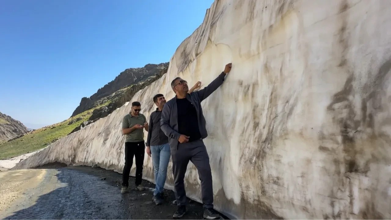 Hakkari’de iki mevsim bir arada! Ağustos ayında 4 metrelik kar tünelleri ziyaretçi topluyor