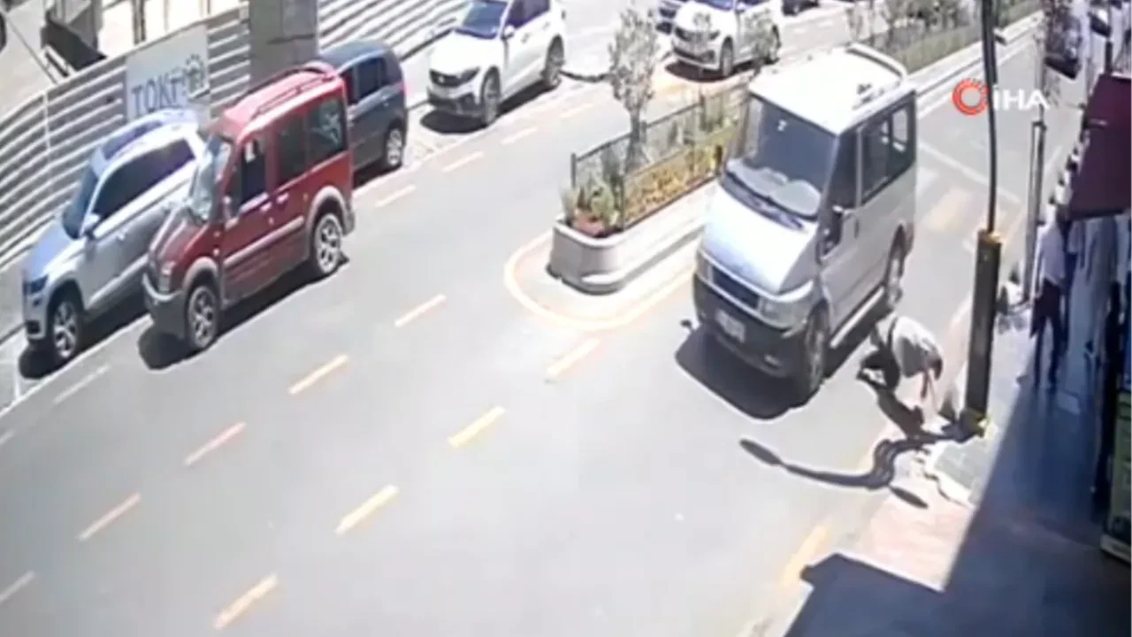 Karabük'te korkutan kaza: Yolun karşısına geçmeye çalışan yaya ölümden döndü