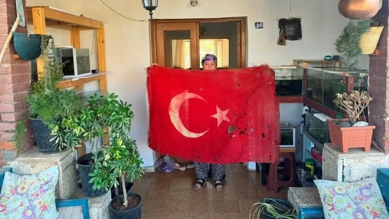 Kıbrıs Barış Harekâtı’nın izlerini taşıyan Türk Bayrağının yaraları sarılacak
