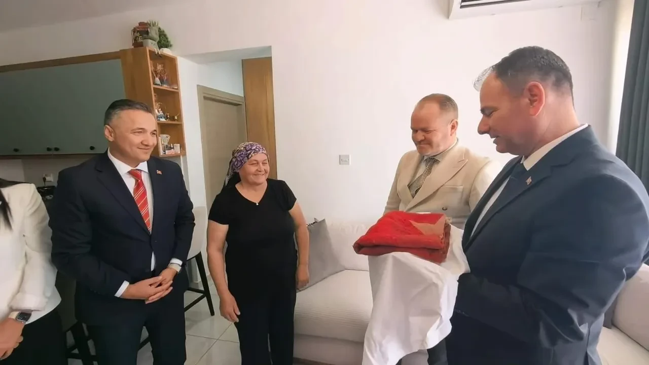 Kıbrıs Barış Harekâtı’nın izlerini taşıyan Türk Bayrağının yaraları sarılacak
