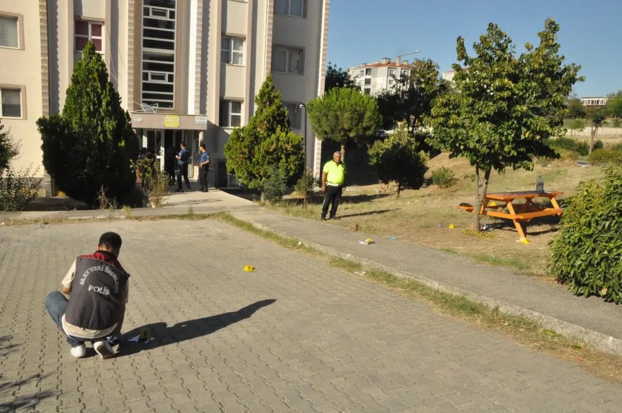 Komşular arasında kanlı kavga! Emekli polis 3 kişiyi vurdu