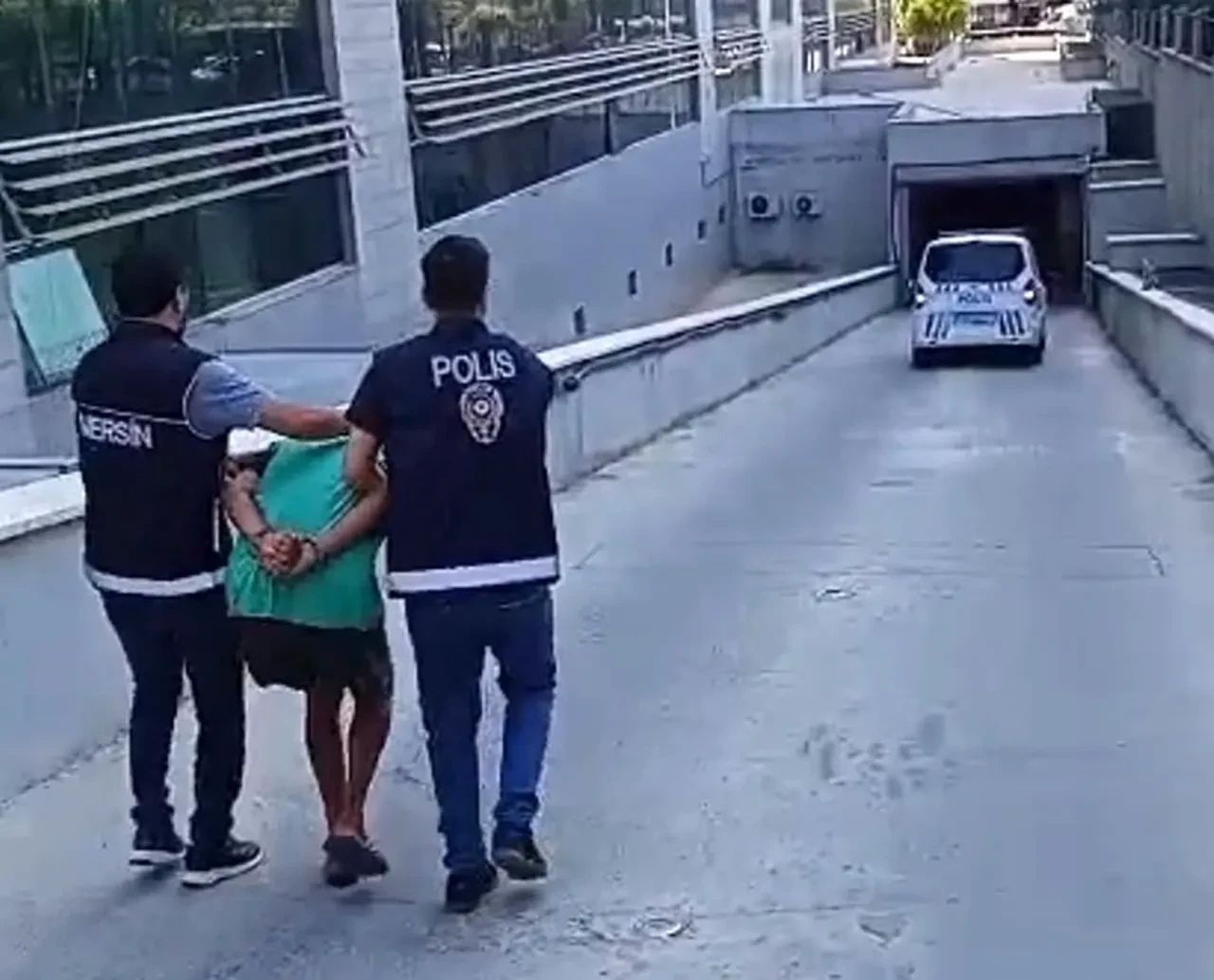 Mersin'de markette vahşet! Çocuğu yerden yere vurarak dövdü, tutuklama kararı verildi