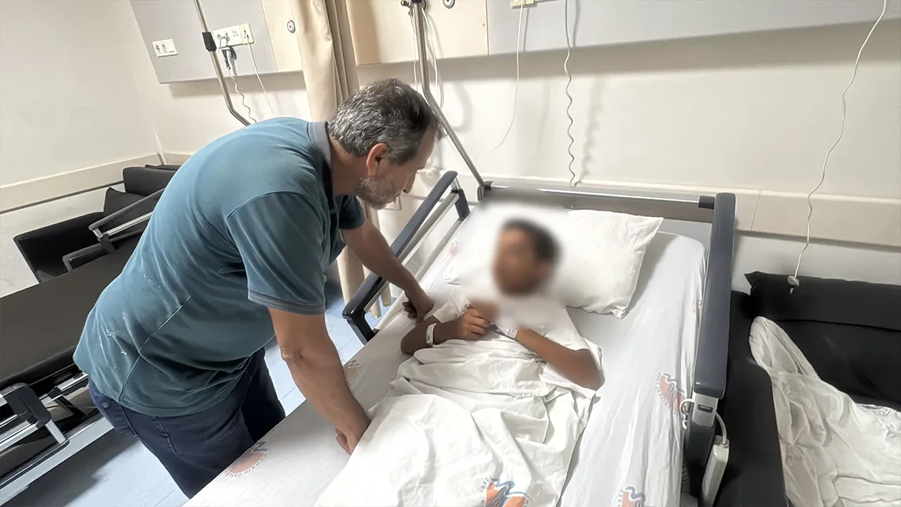 Mersin'de markette vahşet! Küçük çocuğu yerden yere vurarak dövdü: Korkunç anlar kamerada