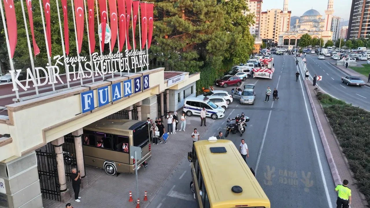 Nostaljinin kalbi Fuar38, yüz binlerce vatandaşın katılımıyla açıldı! Başkan Çolakbayrakdar: Fuar38 ile Kayseri’nin kültür hafızasını yeniden canlandırıyoruz