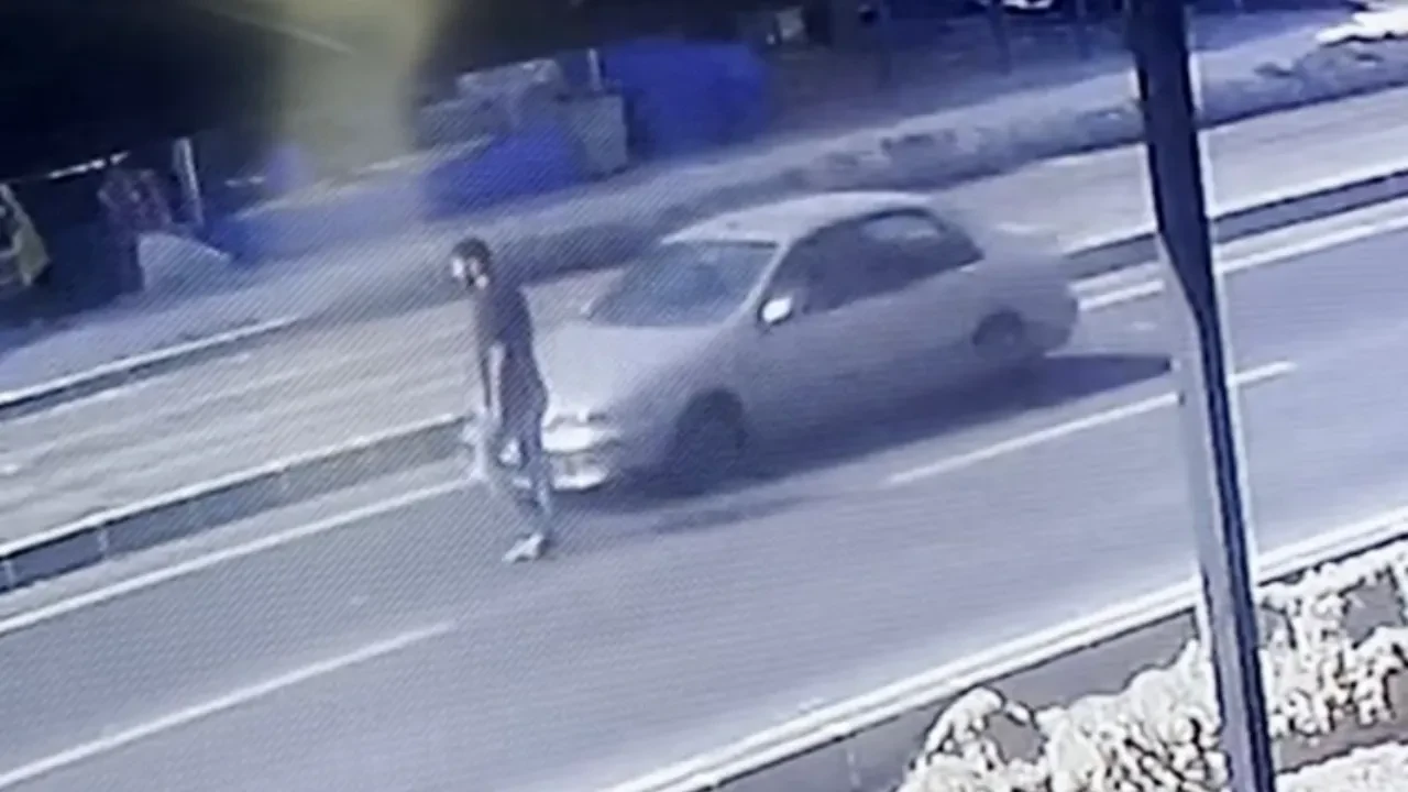 Otomobilin yayaya çarptığı kaza anı güvenlik kamerasında