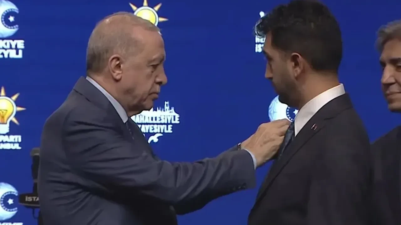 Üç belediye başkanı AK Parti'ye katıldı! Rozetlerini Cumhurbaşkanı Erdoğan taktı