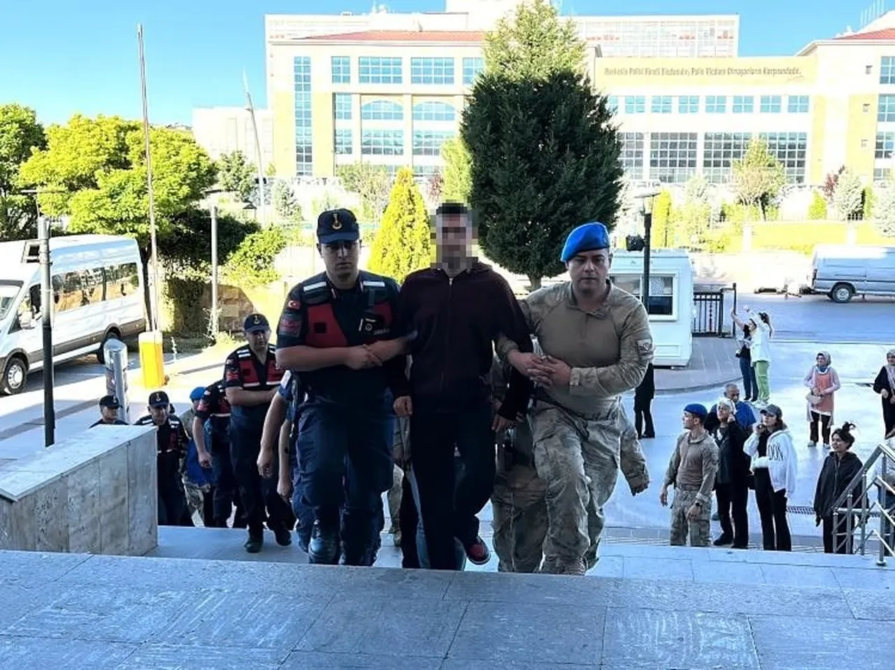 Uşak Belediyesi'ne sahte sigorta operasyonu! Belediyeden maaş, özel şirkette mesai: 9 şüpheli tutuklandı