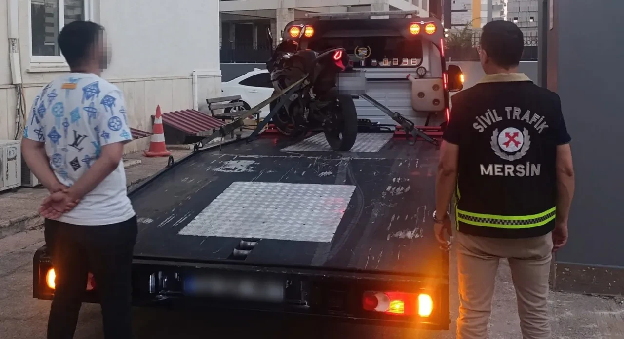 Yaya yolunda şov yapmaya kalktı, aday sürücü ehliyetinden oldu