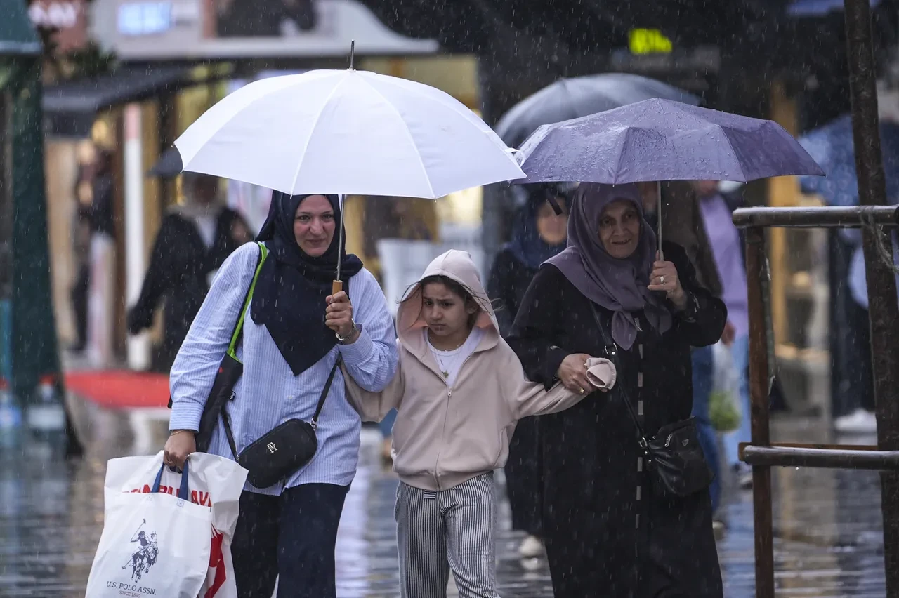 10 Ağustos 2026 hava durumu | Meteoroloji'den kuvvetli sağanak ve fırtına uyarısı: Bu illerde yaşayanlar dikkat