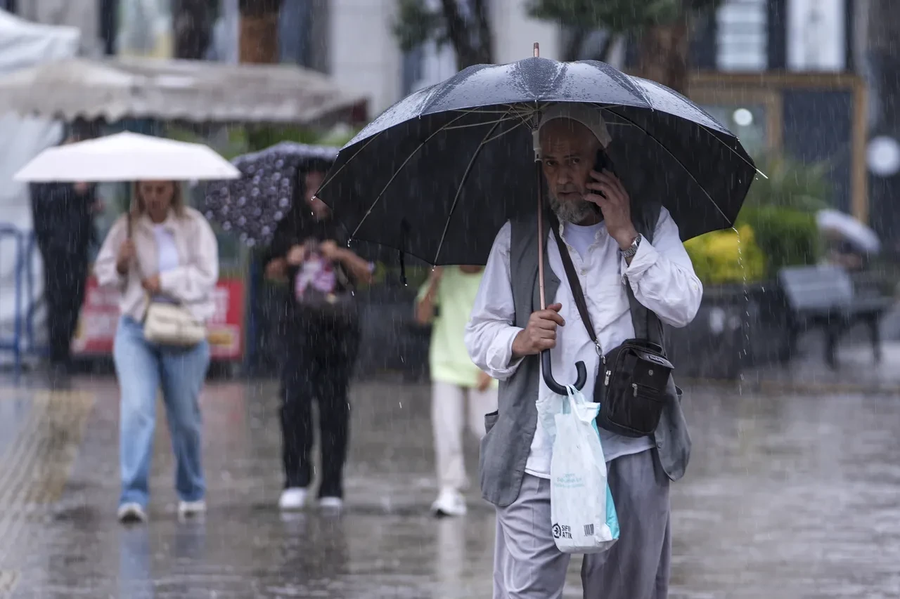 10 Ağustos 2026 hava durumu | Meteoroloji'den kuvvetli sağanak ve fırtına uyarısı: Bu illerde yaşayanlar dikkat