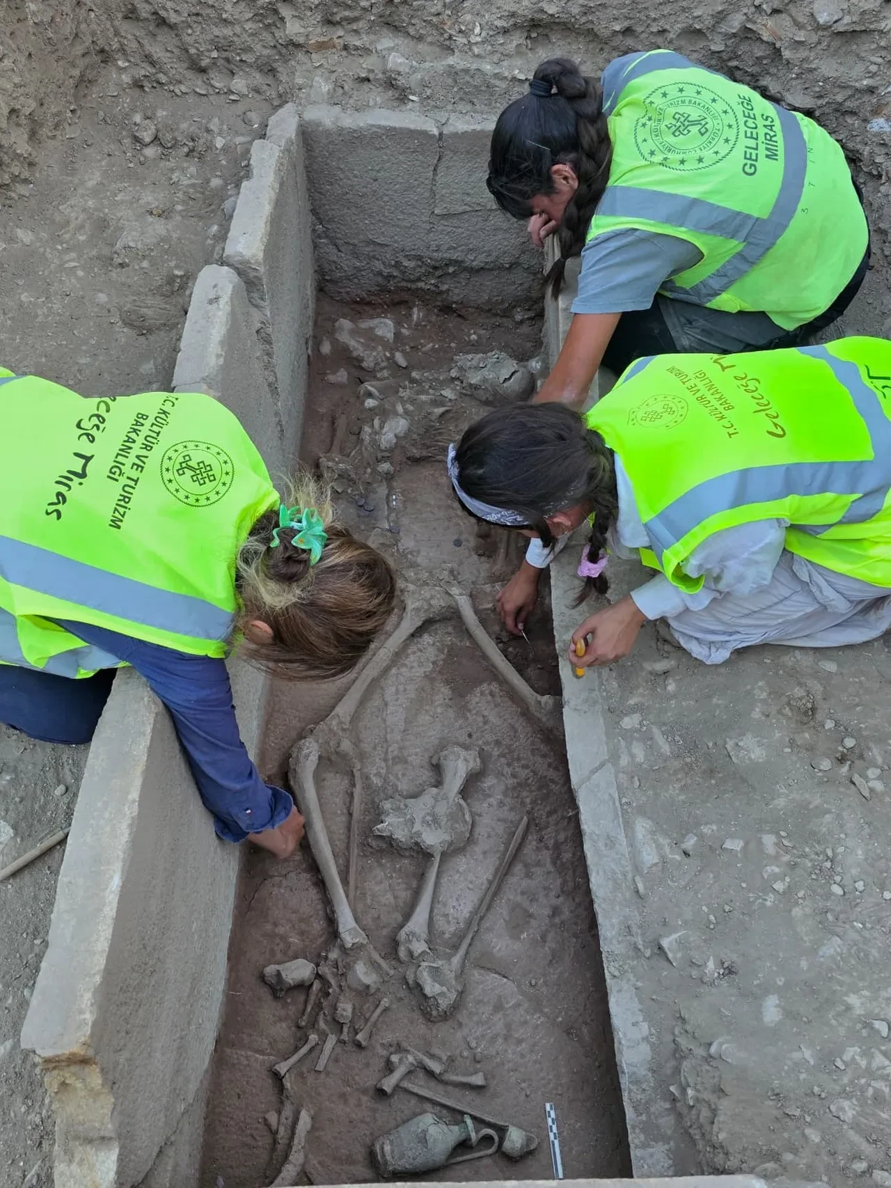 Aspendos'ta heyecanlandıran keşif: 2 bin 400 yıllık mezar tarihe ışık tutacak