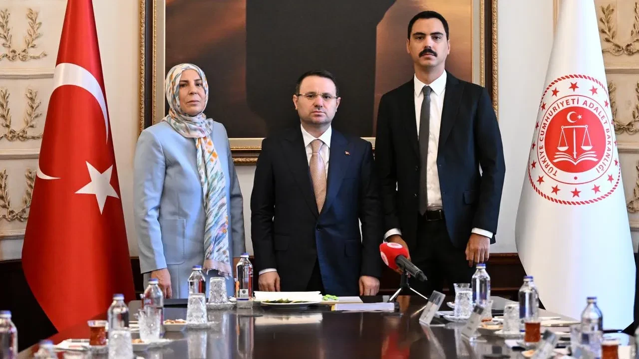 Bakan Gürlek, Muhsin Yazıcıoğlu’nun ailesiyle görüştü