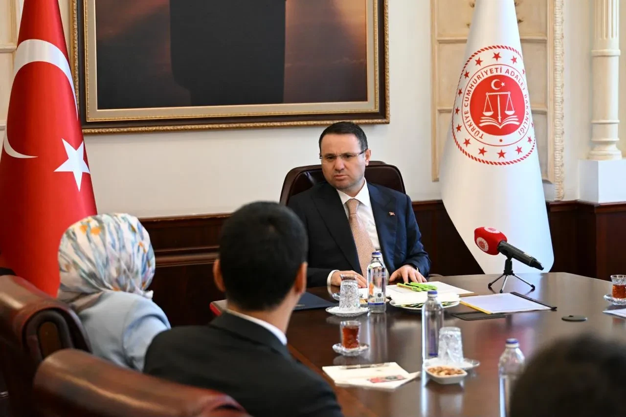 Bakan Gürlek, Muhsin Yazıcıoğlu’nun ailesiyle görüştü