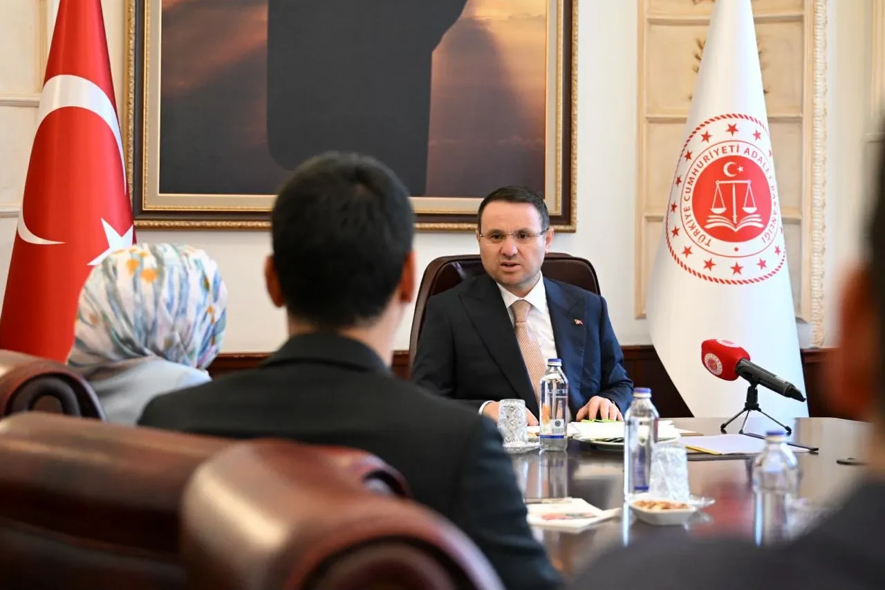 Bakan Gürlek, Muhsin Yazıcıoğlu’nun ailesiyle görüştü