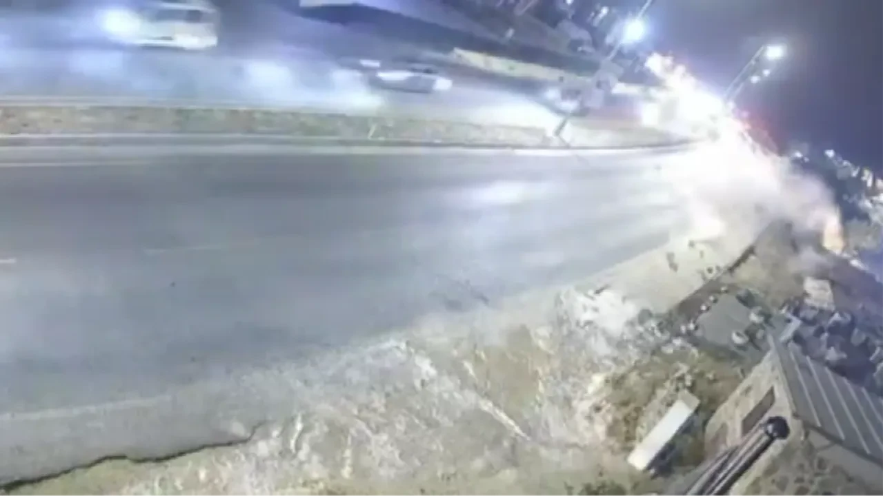 Bodrum’da feci kaza kamerada! Otomobil otoparka yuvarlandı