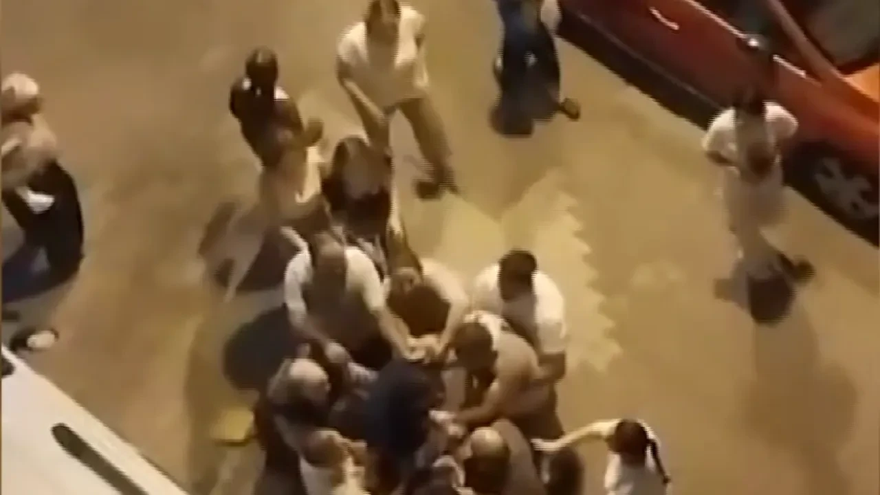 Düğünden çıktılar, sokak ortasında birbirlerine girdiler!