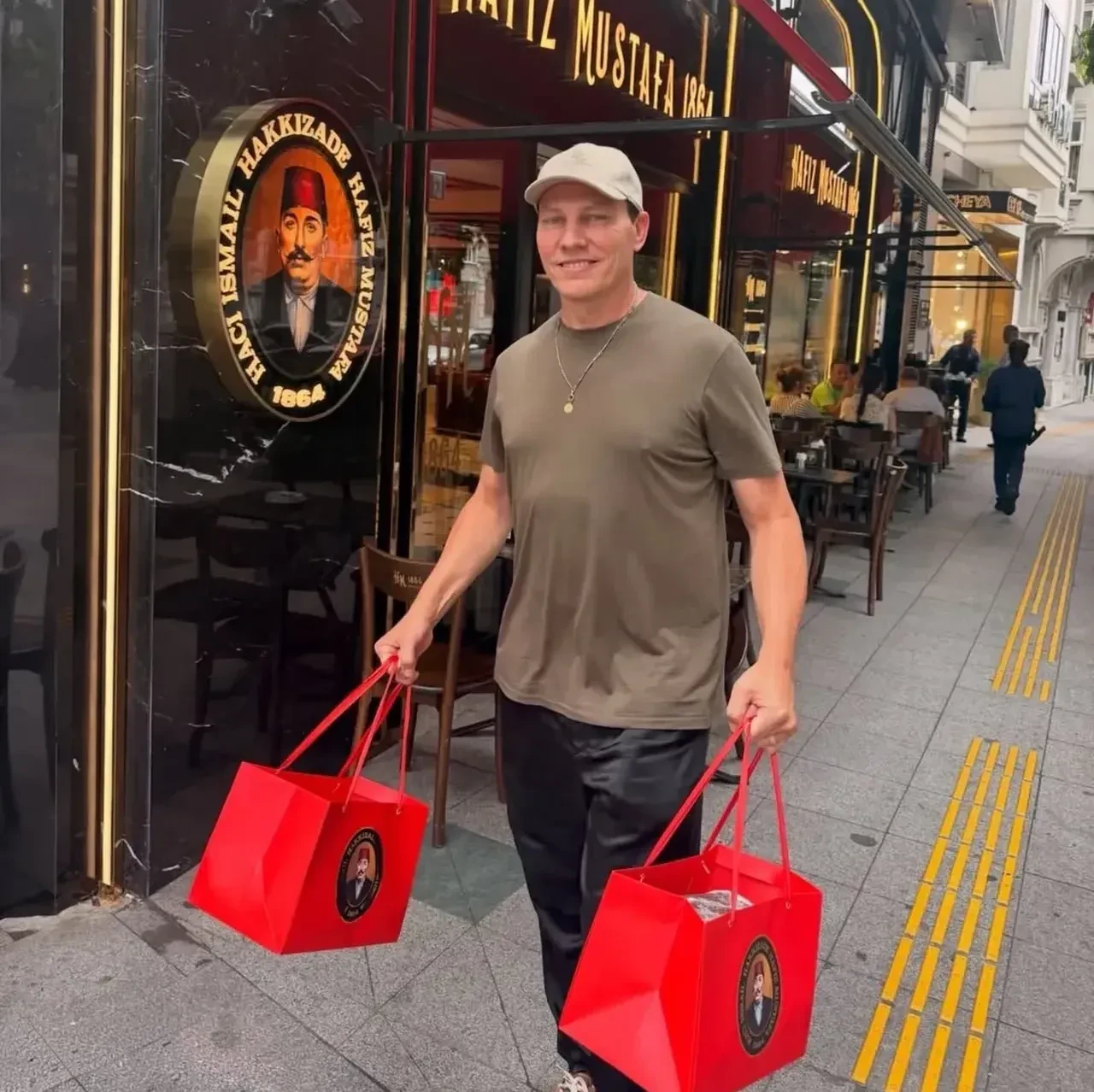 Dünyaca Ünlü Dj Tıesto’dan İstanbul çıkarması: Şehri keşfetti, Türk tatlılarını deneyimledi