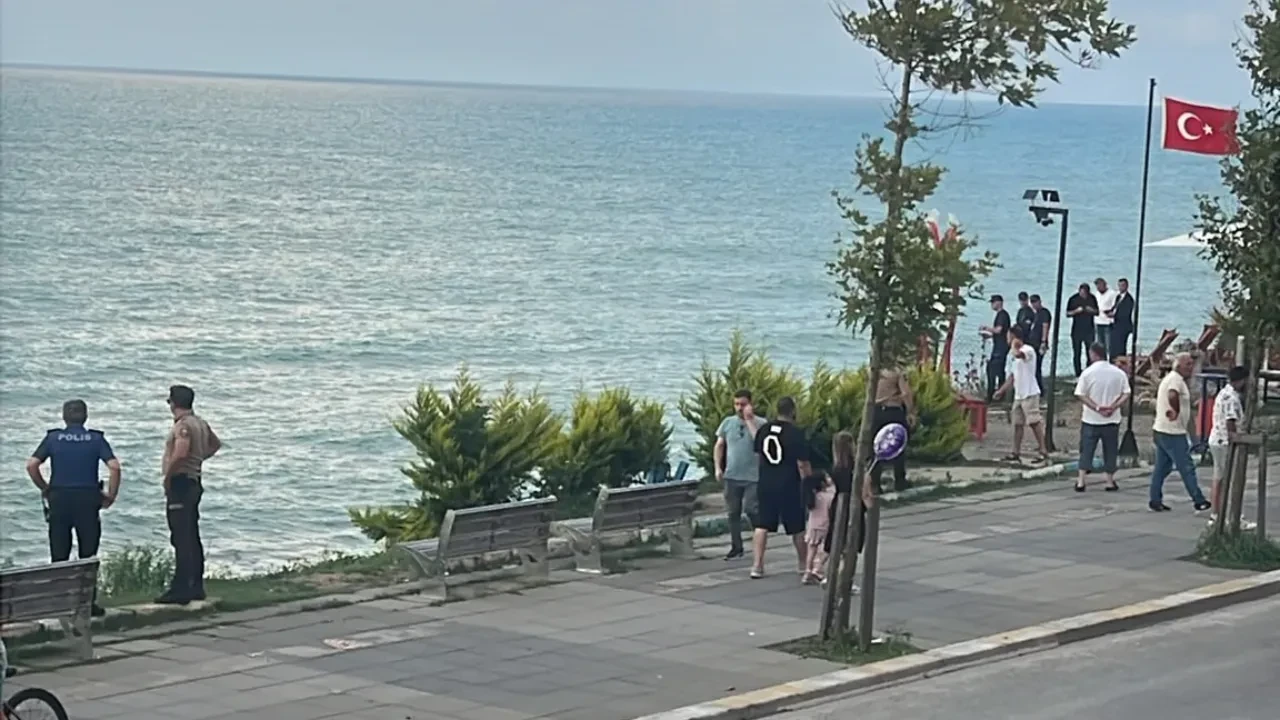 Düzce'de sahildeki insanlar görünce panikledi: İHA kıyıya vurdu