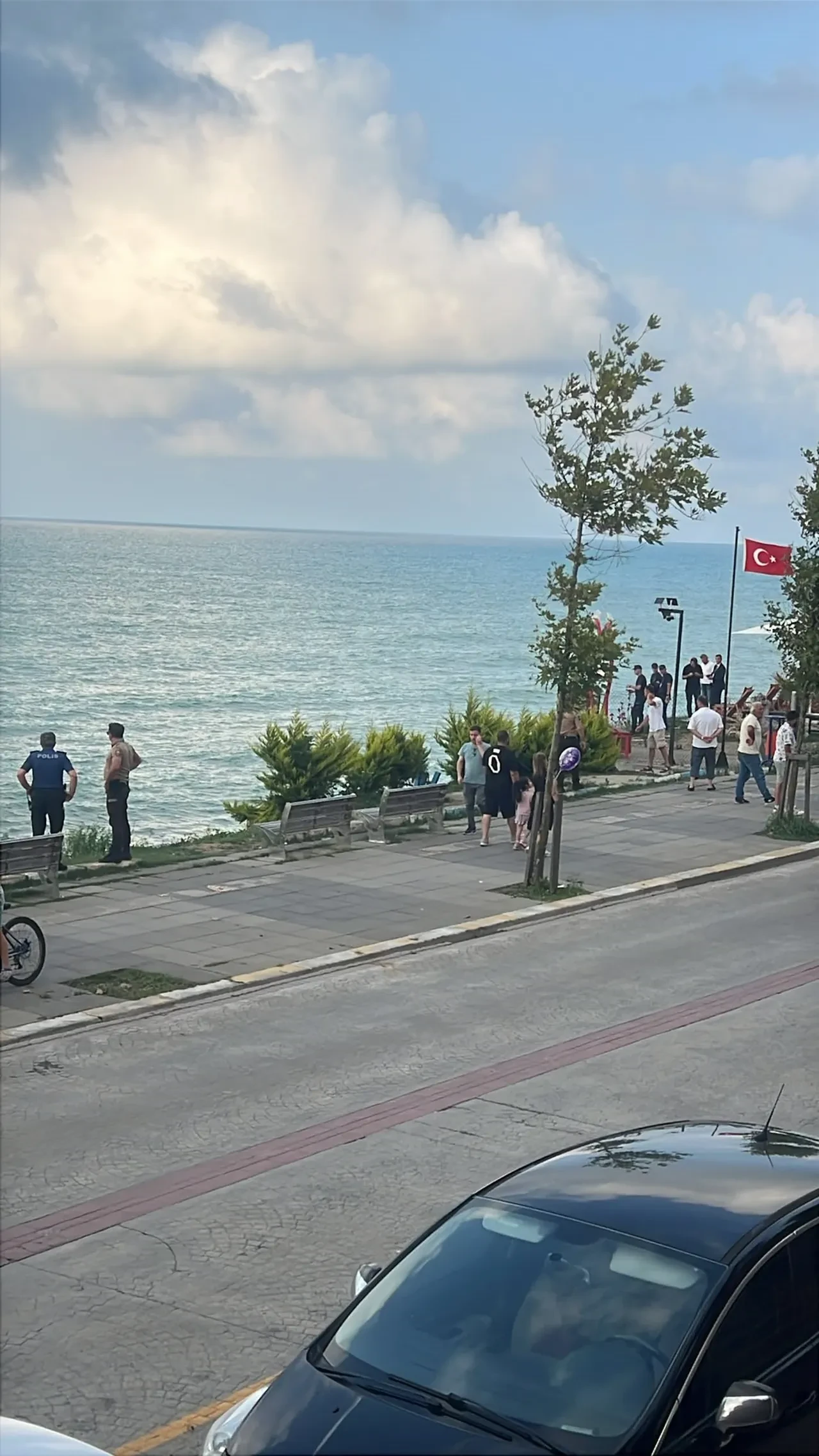 Düzce'de sahildeki insanlar görünce panikledi: İHA kıyıya vurdu