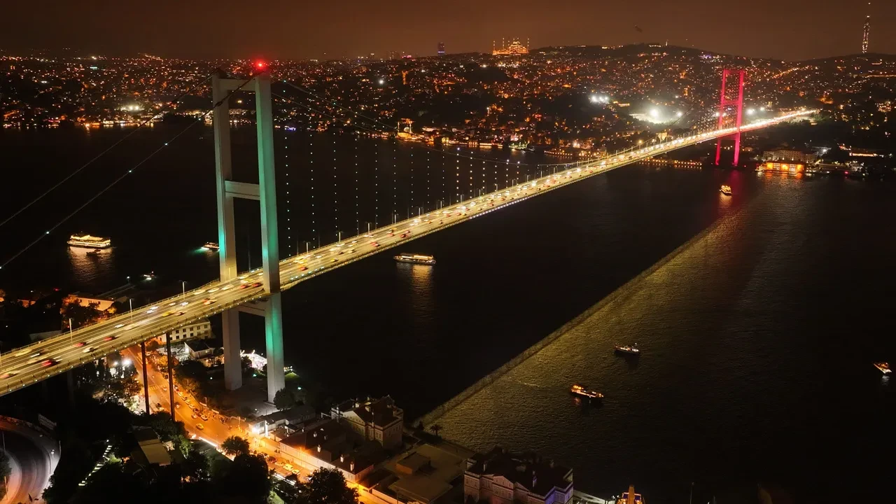 İletişim Başkanlığı İstanbul ve Ankara'nın simge yerlerine Mekke Anlaşması için görseller yansıtıldı