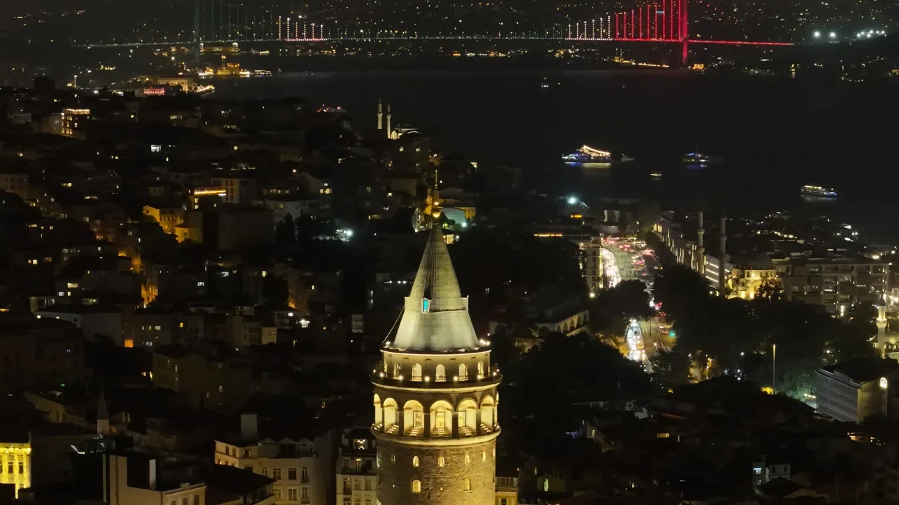 İletişim Başkanlığı İstanbul ve Ankara'nın simge yerlerine Mekke Anlaşması için görseller yansıttı