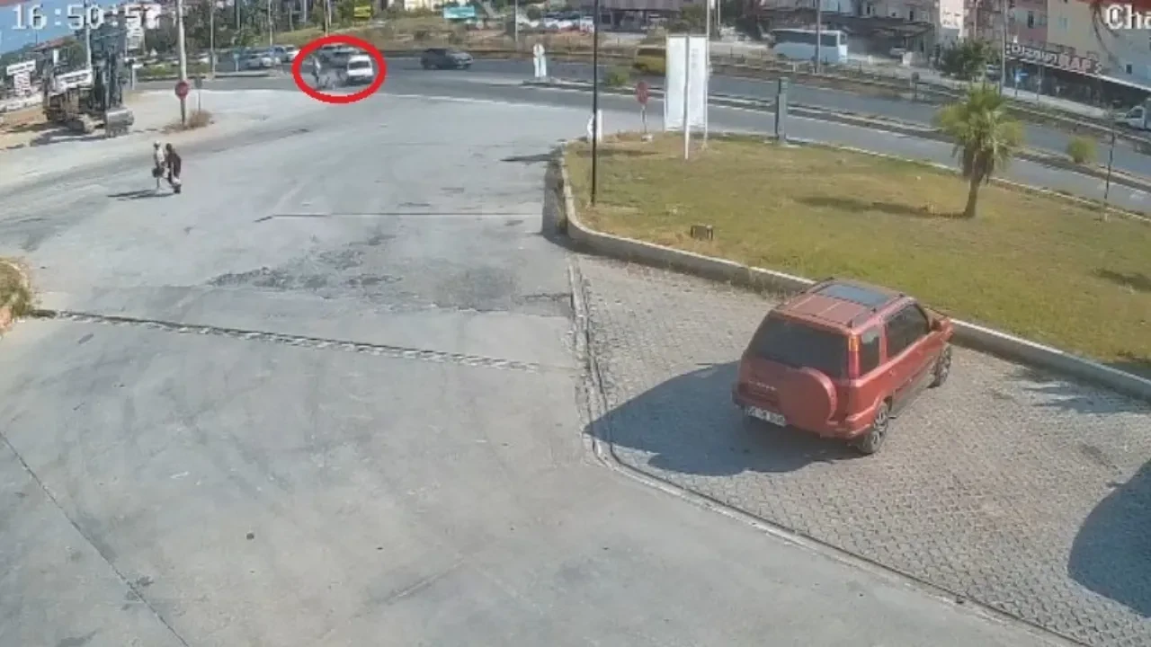 Çarpışmanın şiddetiyle metrelerce sürüklendiler! Feci kaza kamerada