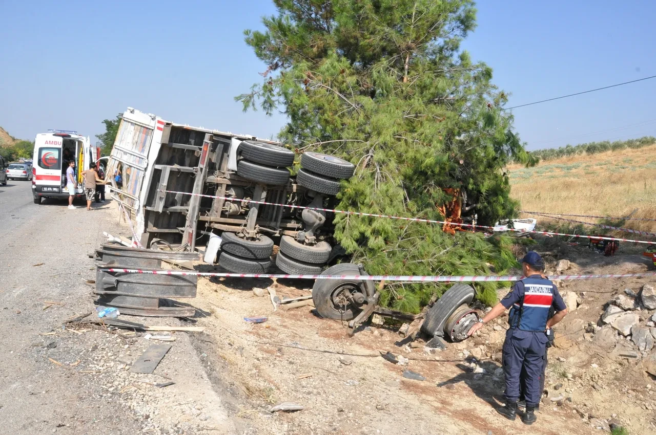 Manisa'da feci kaza! Yolcu otobüsü kamyona arkadan çarptı: Ölü ve yaralılar var