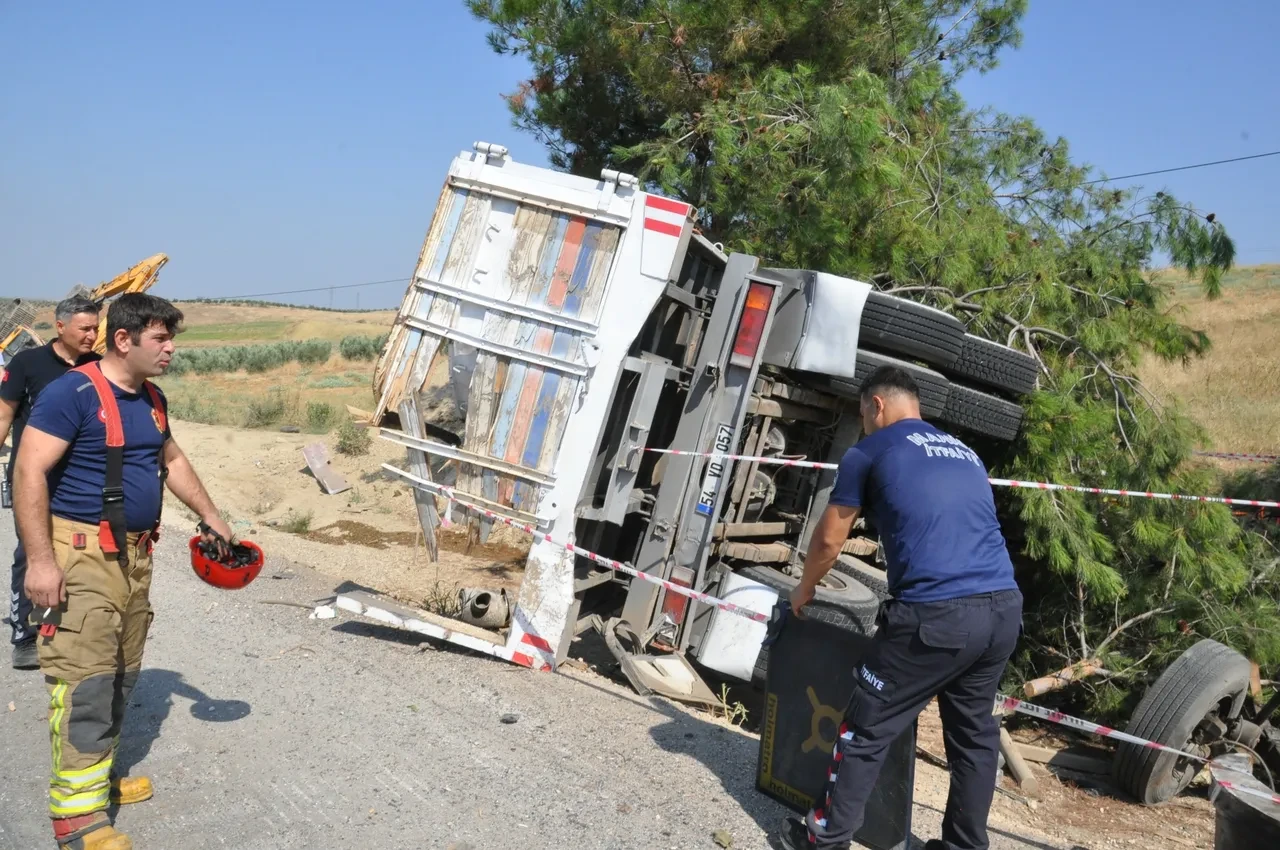 Manisa'da feci kaza! Yolcu otobüsü kamyona arkadan çarptı: Ölü ve yaralılar var